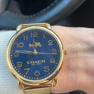 Coach metal buckle watch